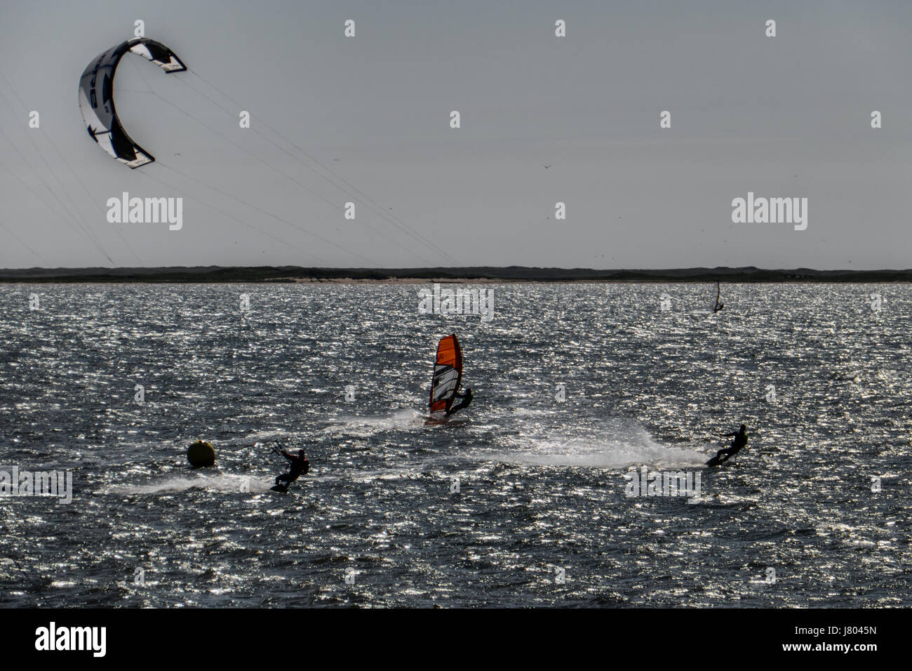 Surfer am Strand von Hjerting in Esbjerg, Dänemark Stockfoto