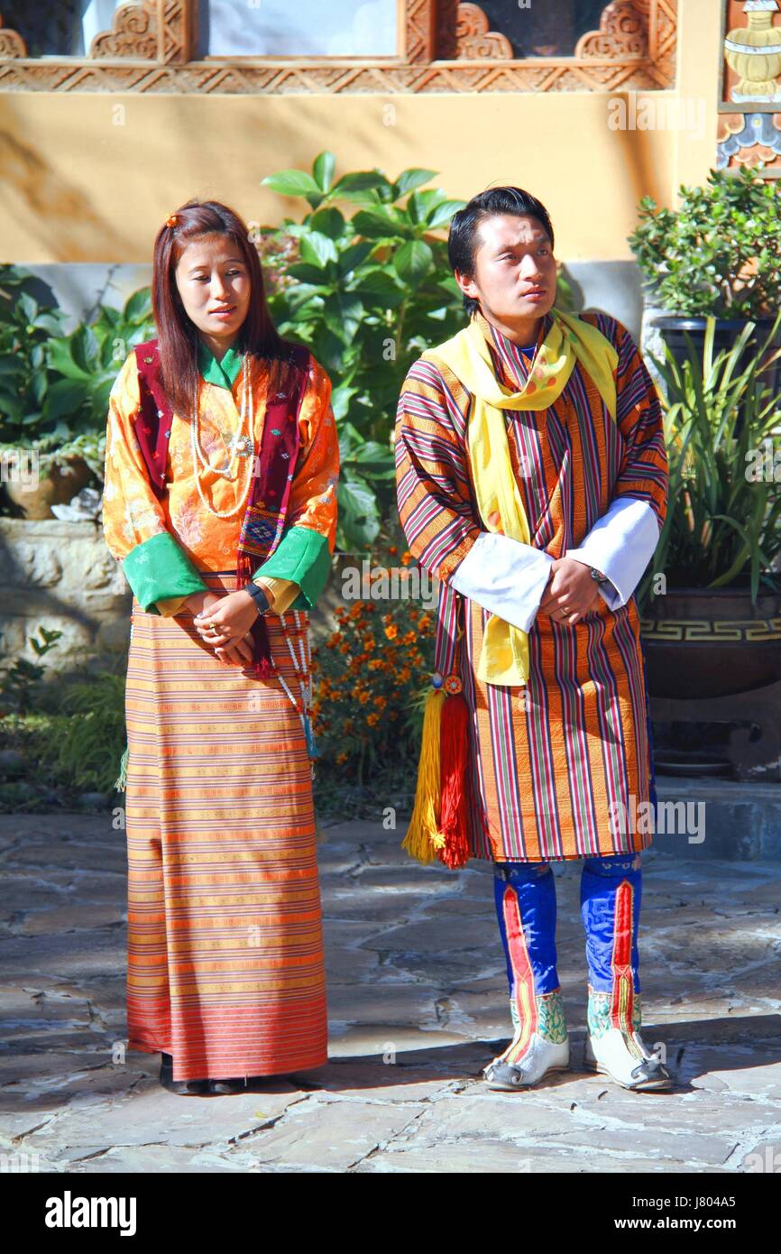 PARO, BHUTAN - 10. November 2012: Unidentified paar junge Tänzerinnen und Tänzer in bunten bhutanischen traditionelle Tücher im Tiger Nest Resort, Paro, Bhutan Stockfoto