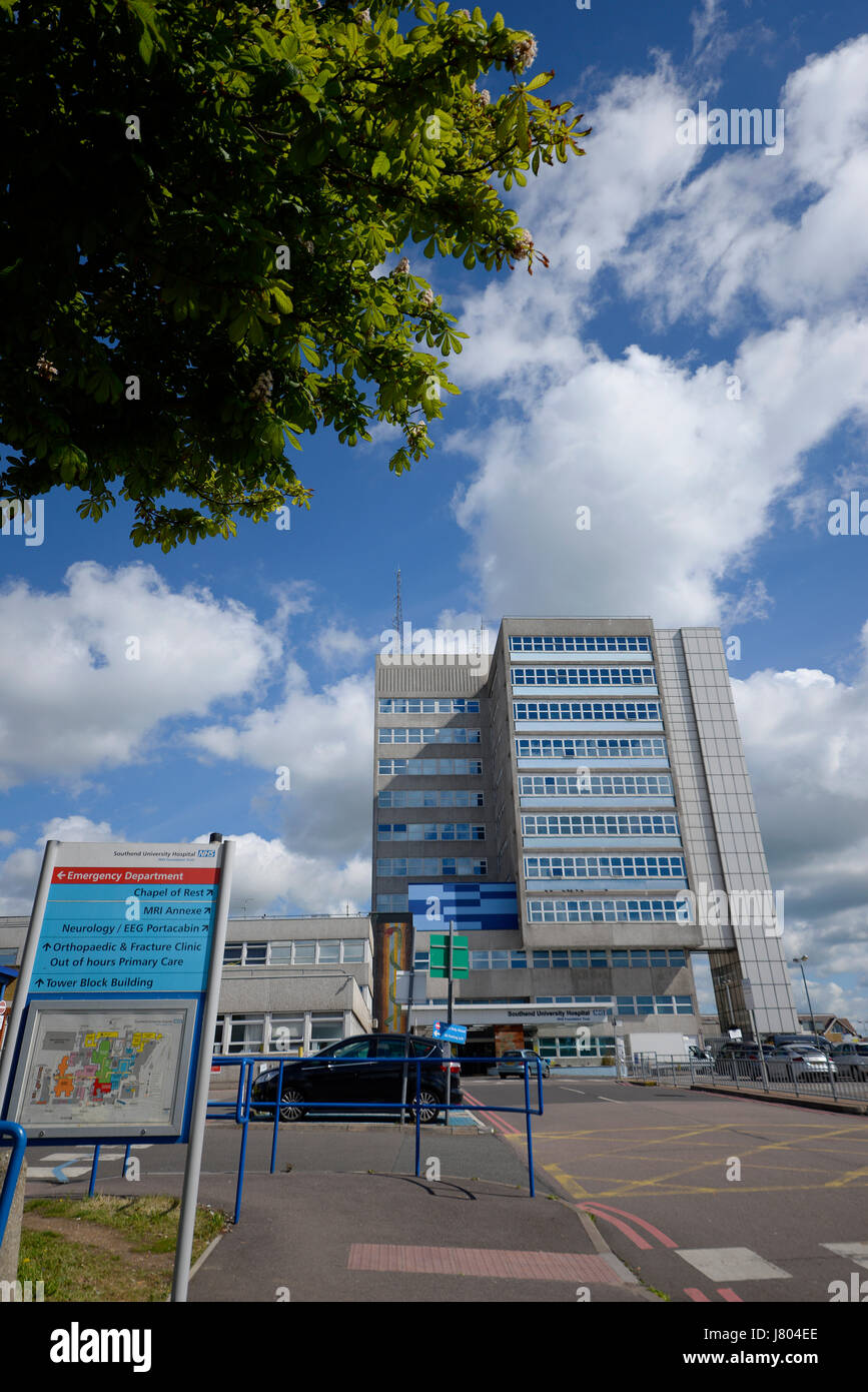 Southend Hospital, Southend on Sea, Essex, Eingang, mit Parkplatz. Southend University Hospital Stockfoto