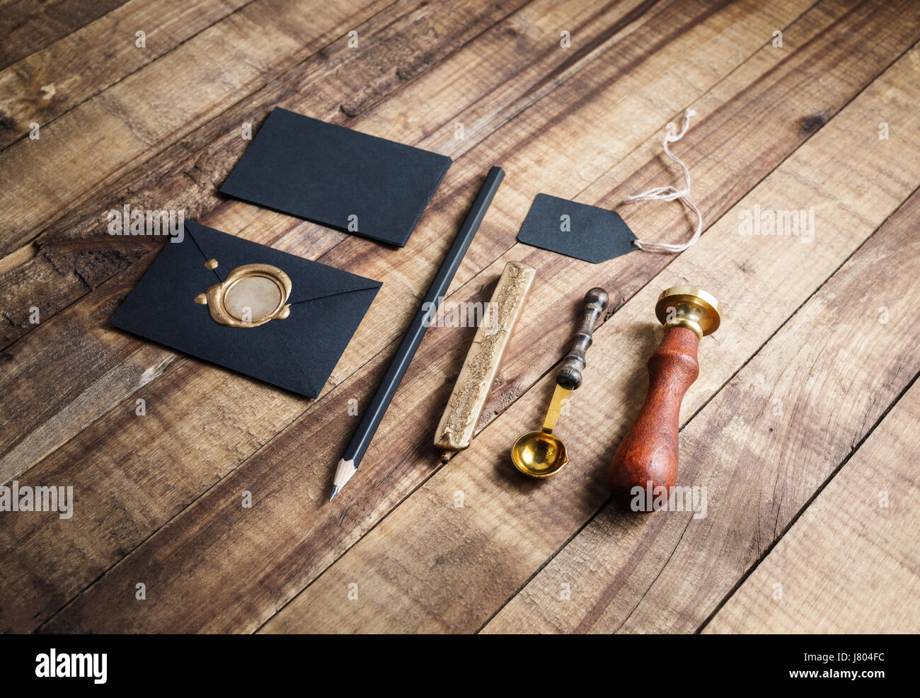 Leeres Briefpapier Elemente auf Vintage Holztisch Hintergrund. Stockfoto