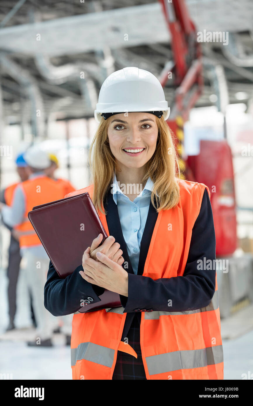 Porträt lächelnd Ingenieurin auf Baustelle Stockfoto