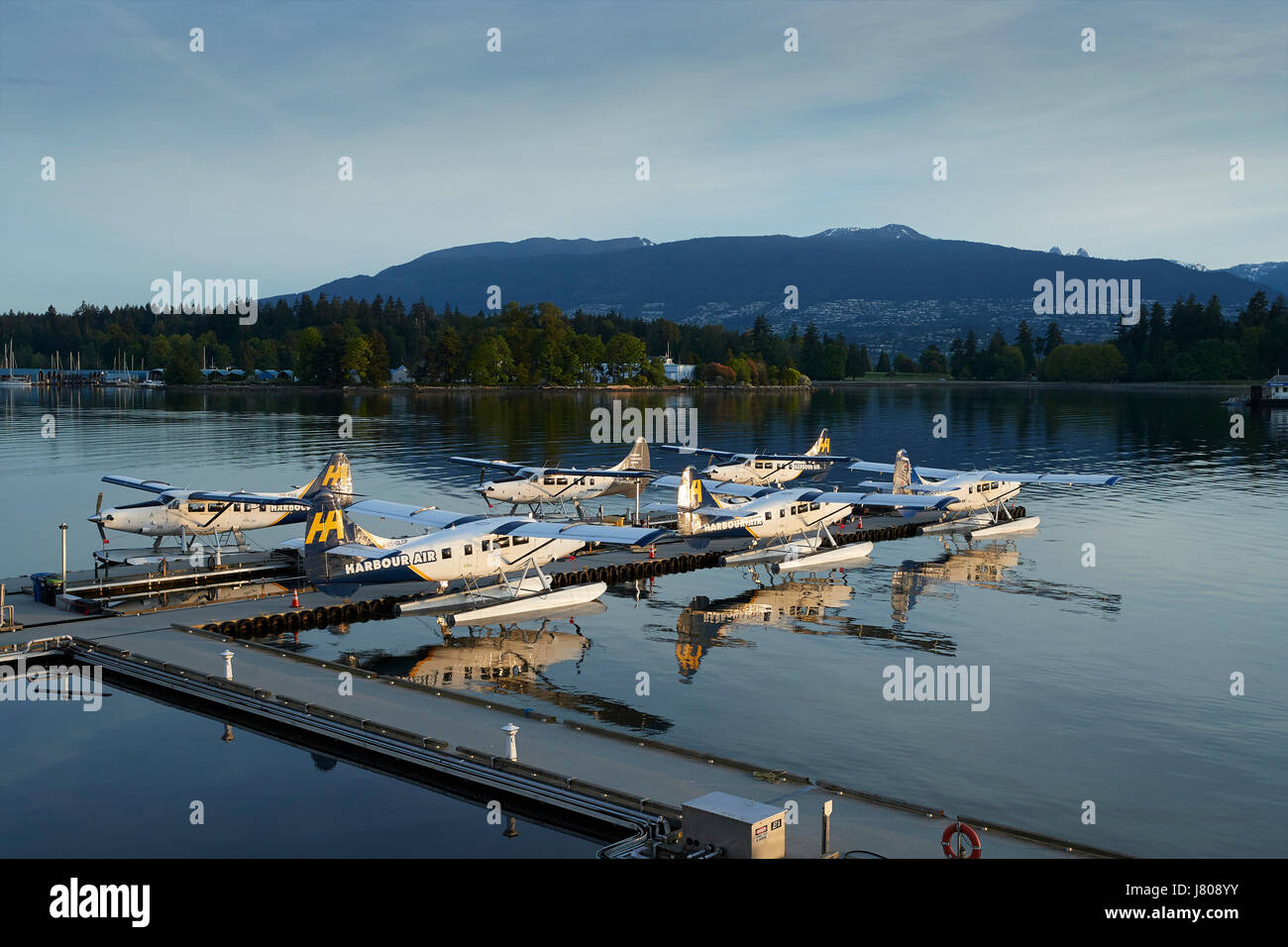 Harbour Air Wasserflugzeuge de Havilland Canada DHC-3-T Turbo Otter Wasserflugzeug Flotte vor Anker bei Vancouver Hafen Flight Center, Britisch-Kolumbien, Kanada. Stockfoto