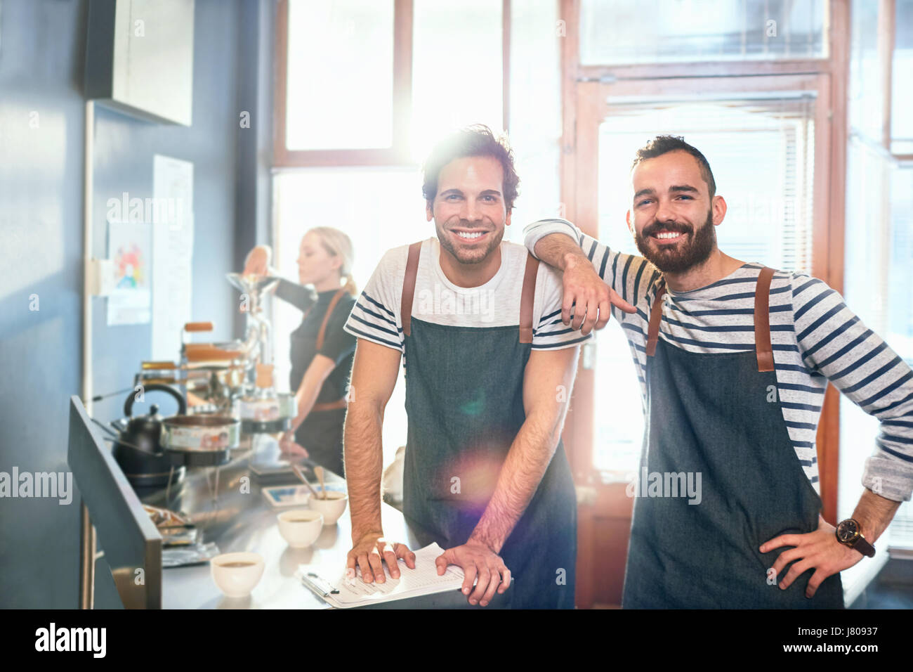 Porträt, Lächeln, zuversichtlich männlichen Kaffeeröster Verkostung Kaffee Stockfoto
