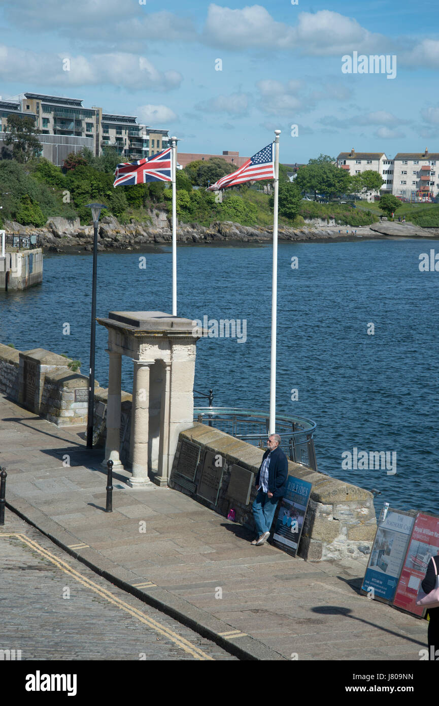 Plymouth, Devon. Die Barbakane. Die Mayflower Schritte. Die Pilgerväter auf den Weg für die Vereinigten Staaten von hier. Fahnen aus Großbritannien und den USA fliegen. Stockfoto