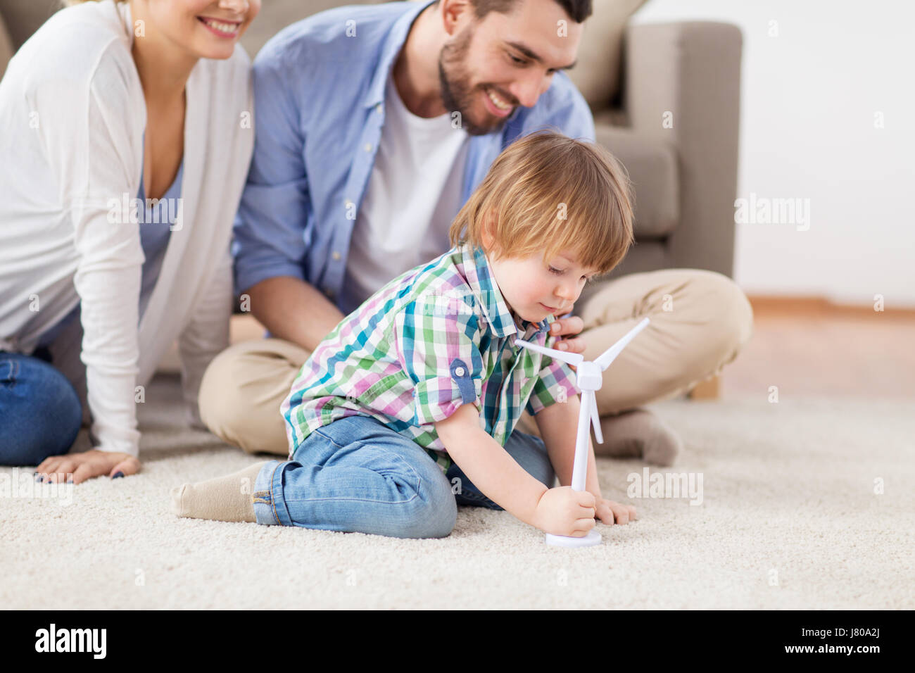 glückliche Familie spielen mit Spielzeug-Windrad Stockfoto