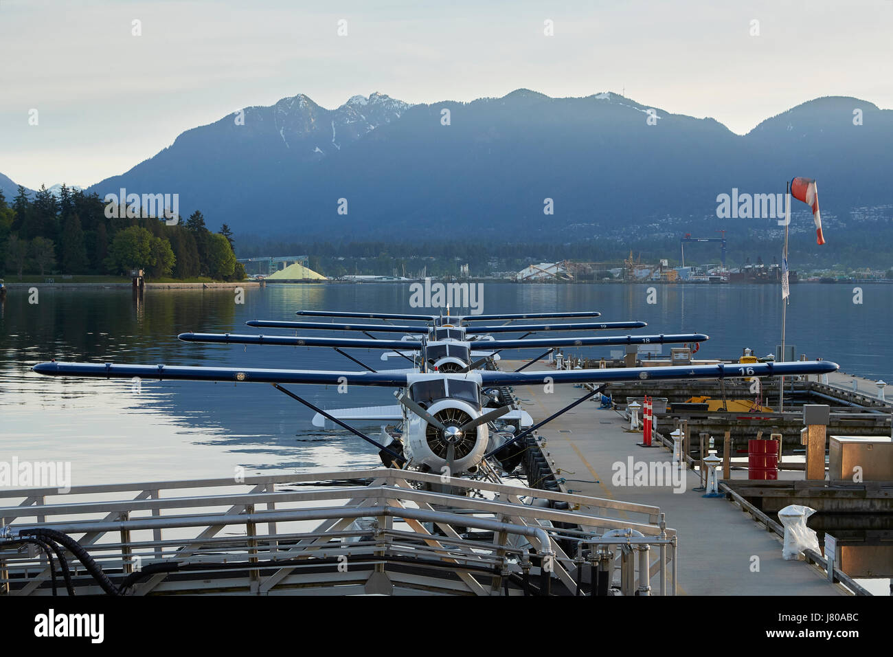 Harbour Air Wasserflugzeuge de Havilland Canada DHC-2 Beaver Wasserflugzeuge festgemacht an Vancouver Harbour Flight Center. Stockfoto