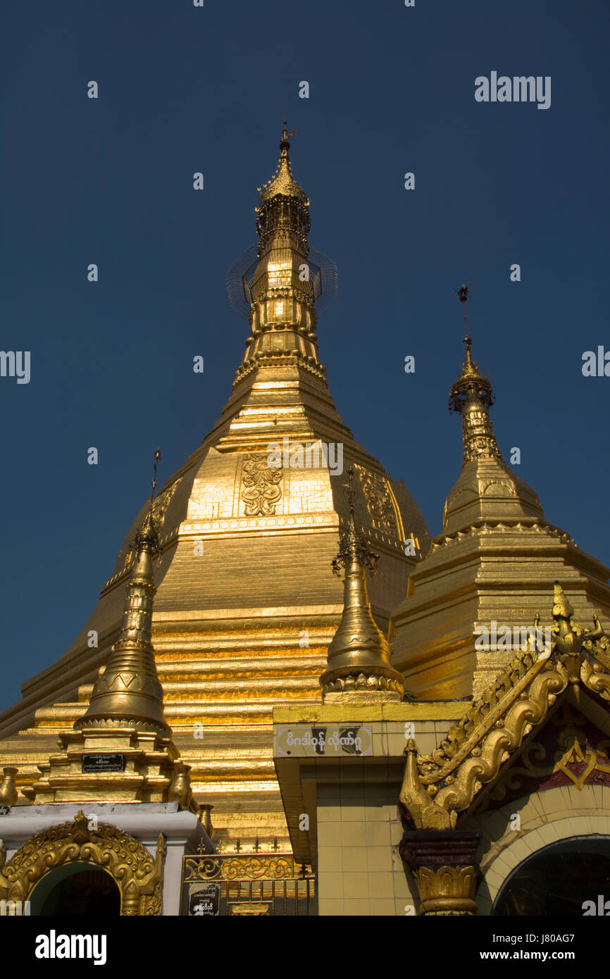 Asien, MYANMAR (BURMA), Yangon (Rangoon), Sule Pagode buddhistische Tempel (ursprünglich mehr als 2.500 Jahre alt), goldene stupas Stockfoto