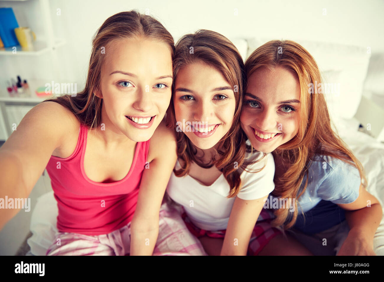 Glückliche Freunde oder Teen Mädchen die Selfie zu Hause