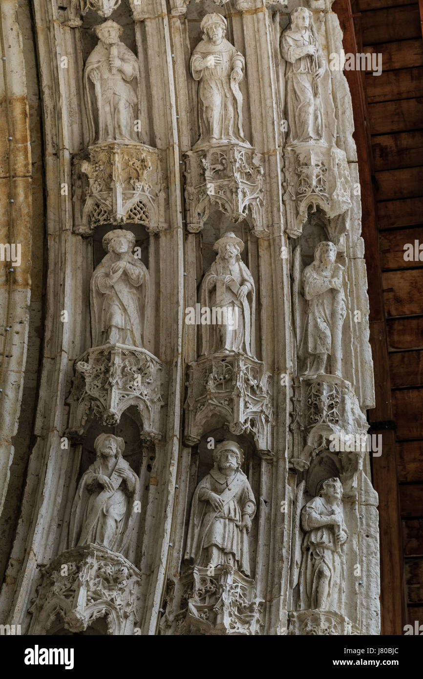 Frankreich, Gers, Kondom, auf dem Weg nach Saint Jacques de Compostela,, Kathedrale Saint-Pierre, Detail des Portals Stockfoto