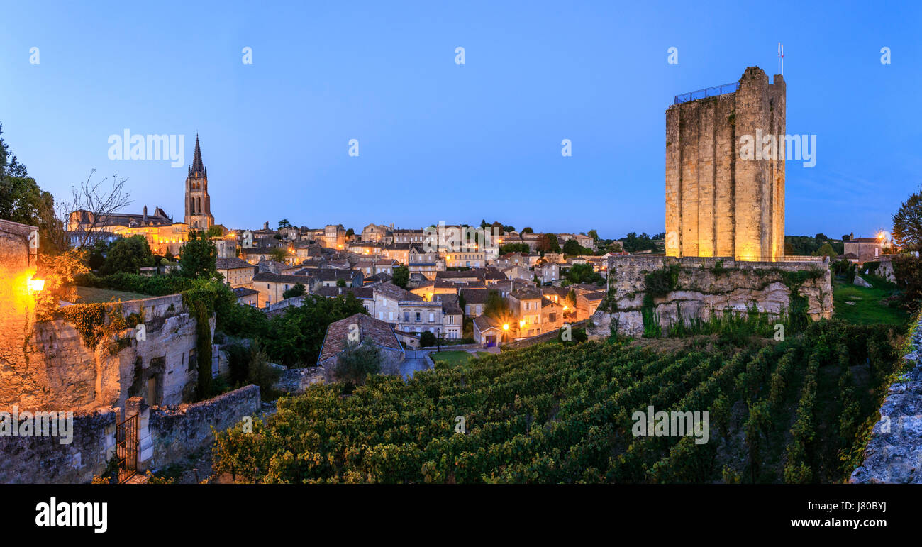 Frankreich, Gironde, Saint Emilion, aufgeführt als Weltkulturerbe der UNESCO, Glockenturm der monolithische Kirche, der Turm des Königs in der Nacht Stockfoto