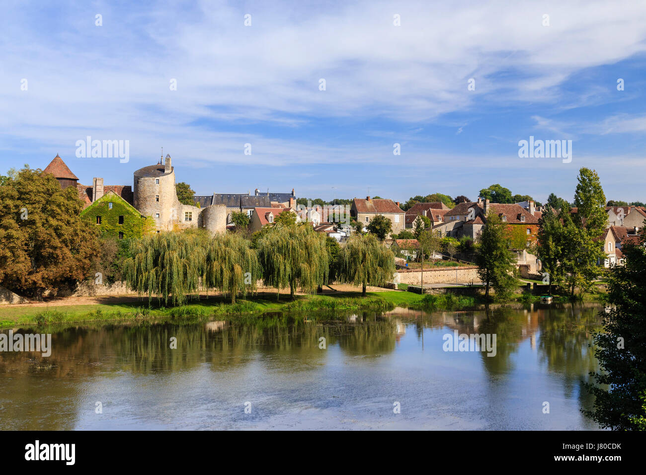Frankreich, Indre, regionaler Naturpark Brenne, Ingrandes, Dorf entlang der Angin, Schloss und das Haus, wo lebte Henry de Monfrei Stockfoto