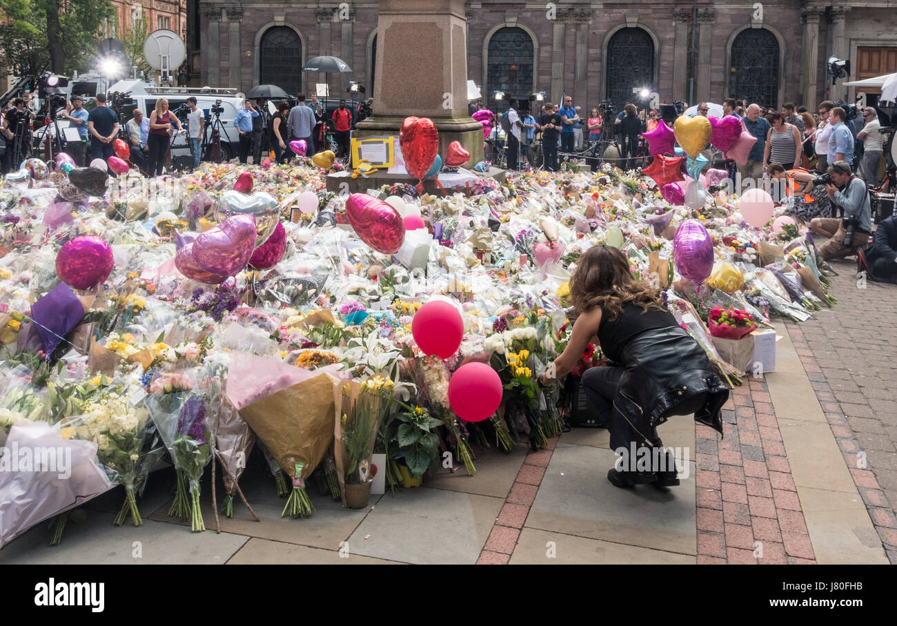 Floral-Denkmal in St. Ann's Square für den 22 in der Manchester Arena von Salman Abedi ermordet Stockfoto