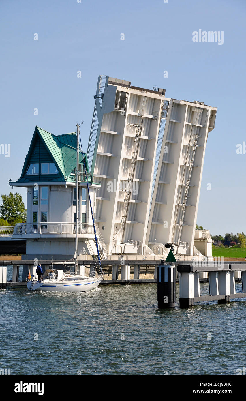 im Obergeschoss Brücke offen Norddeutschland Durchgang Kleinstadt Hochdruck zu überbrücken Stockfoto