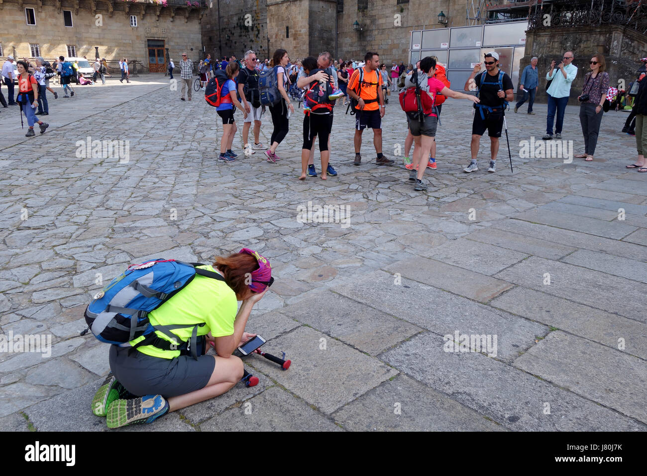 Der Moment der Emotion als Pilger kommen in der Cathedral Square von Santiago De Compostela in Nordspanien nach einem Spaziergang den Camino de Santiago Stockfoto