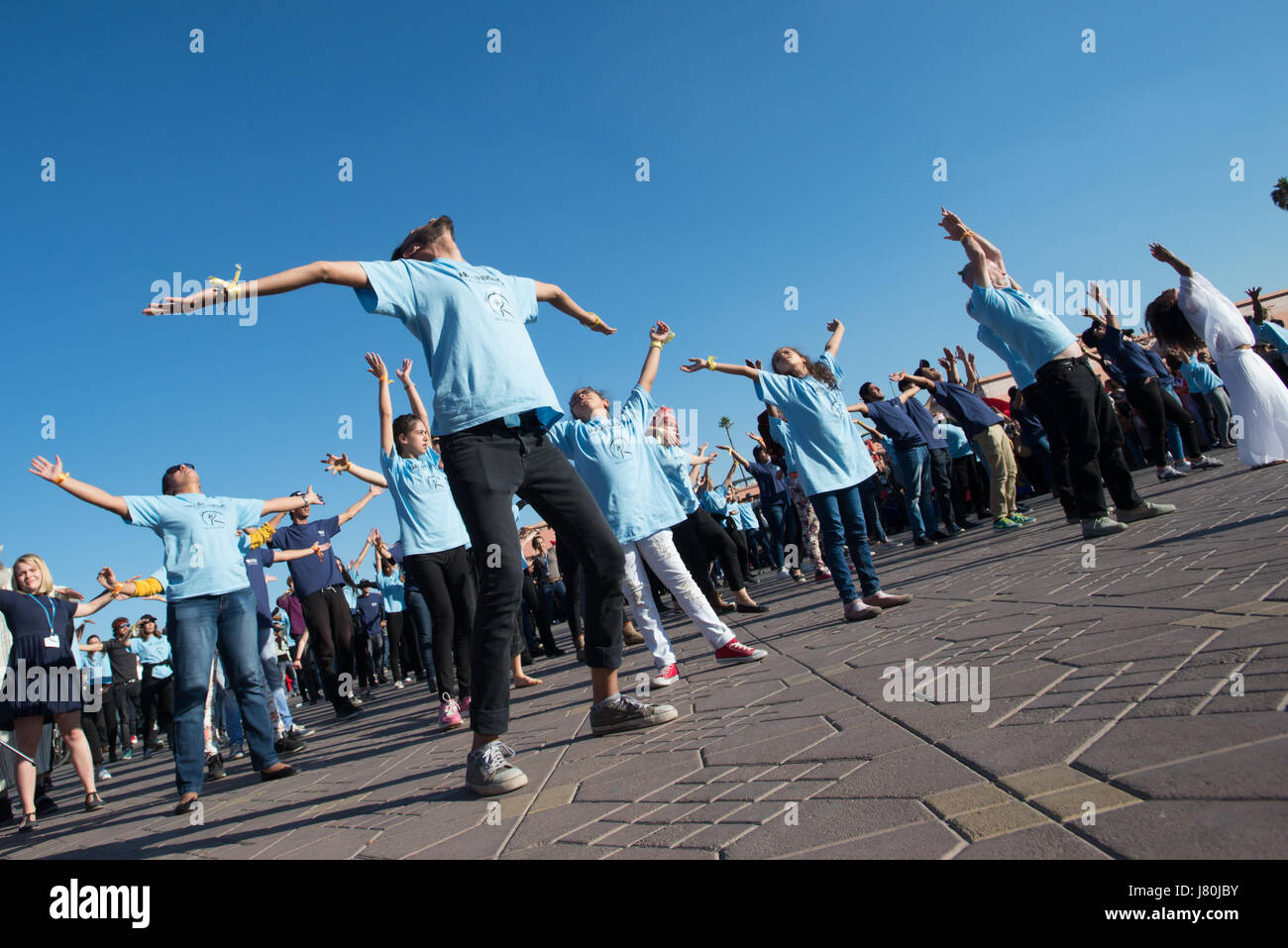 Junge Aktivisten auf der COP22 UN-Klimakonferenz beteiligen sich an einem Flashmob-Tanz-Protest in Djemaa el-Fna, vom zentralen Marktplatz in Marrakesch, Marokko, 10. November 2016. Stockfoto