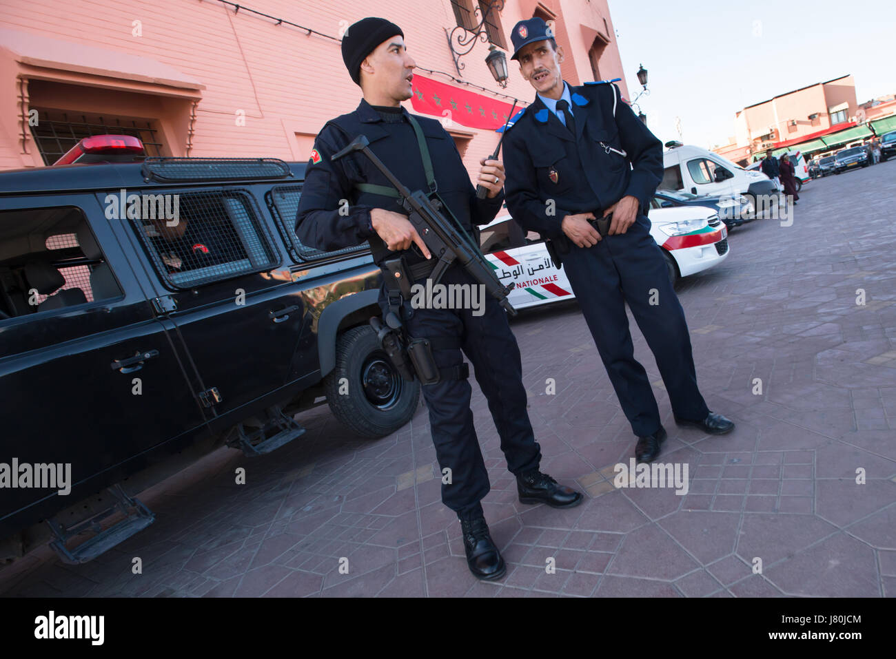 Marokkanische Polizei Wache in Djemaa el-Fna, vom zentralen Marktplatz in Marrakesch, Marokko, 10. November 2016. Stockfoto