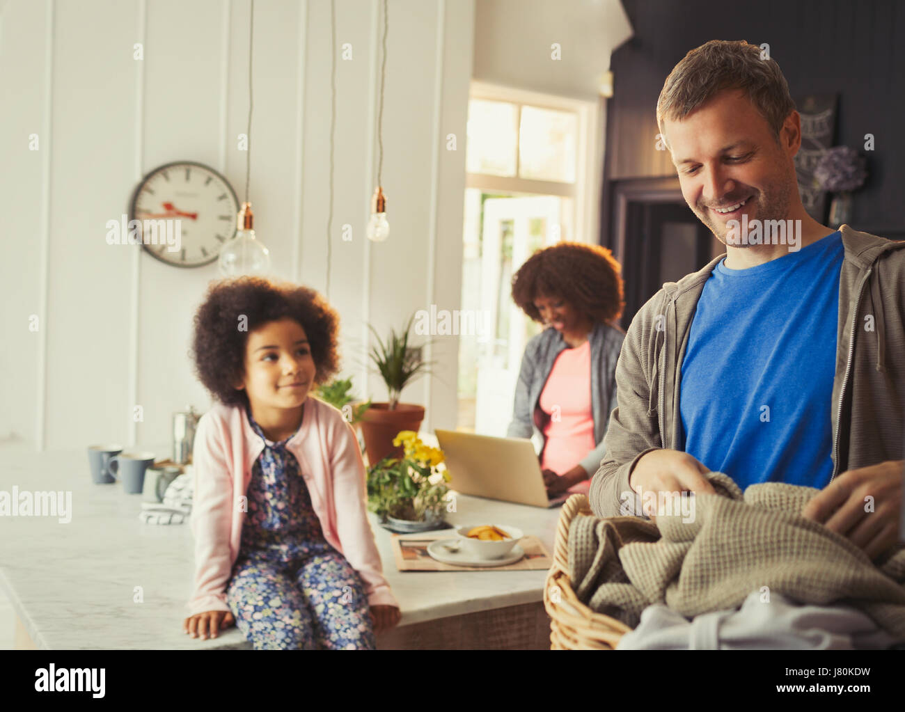 Multi-ethnischen junge Familie in Küche Stockfoto