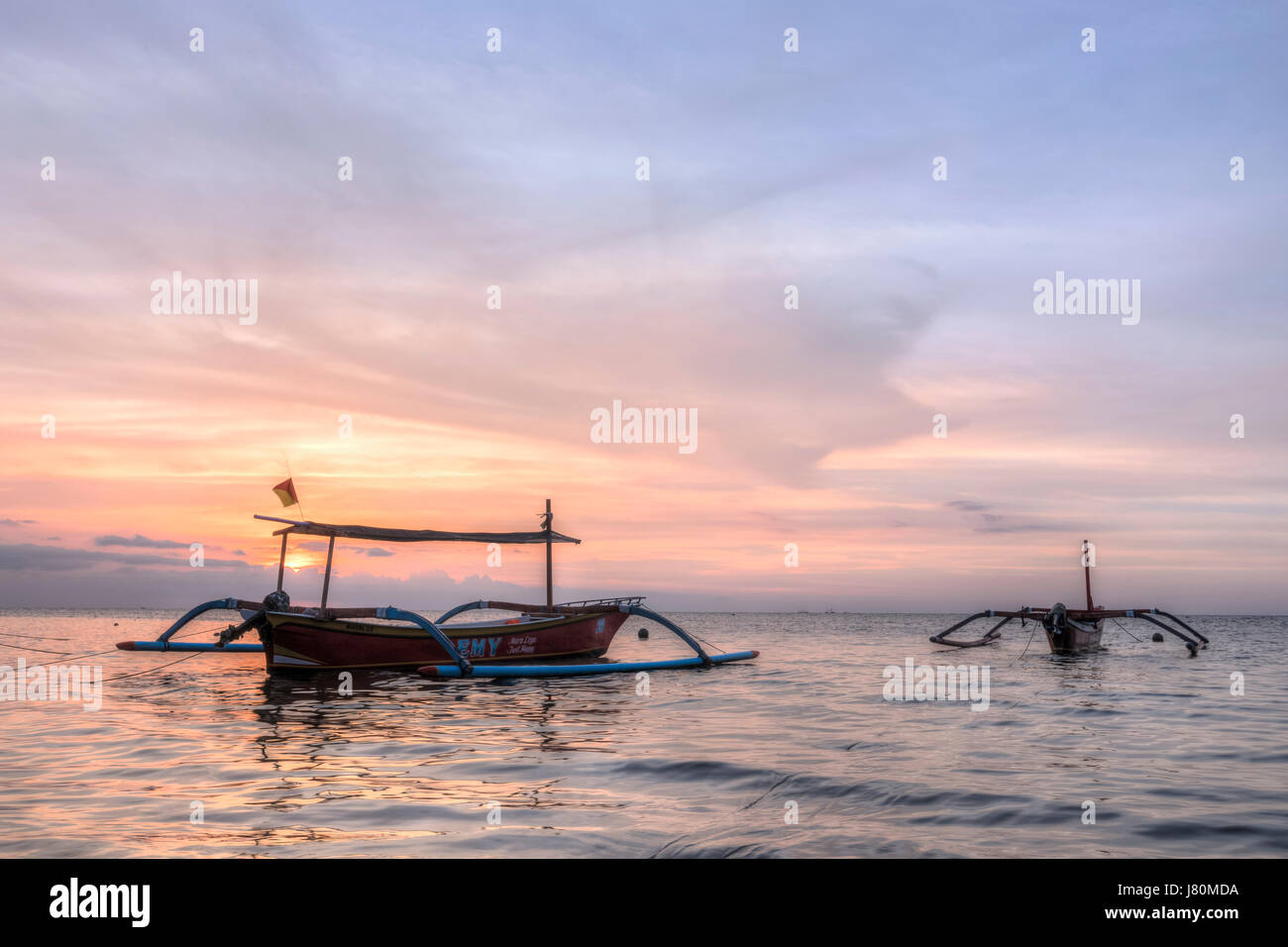 Jukungs am Strand von Lovina, Bali, Indonesien, Asien Stockfoto