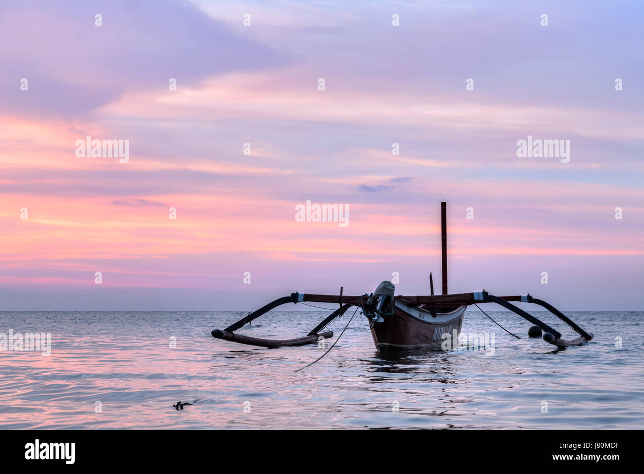 Jukungs am Strand von Lovina, Bali, Indonesien, Asien Stockfoto