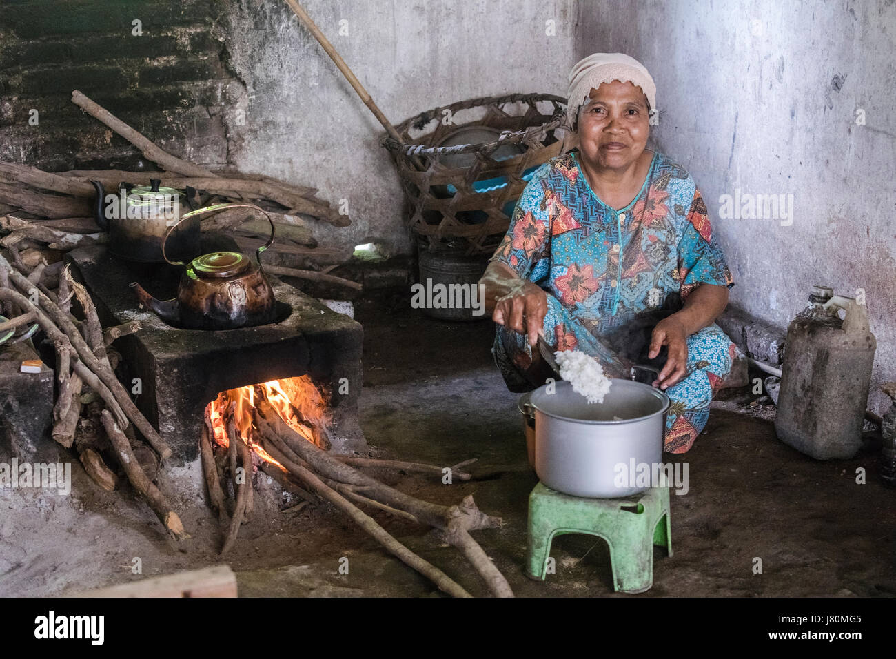 Frau, Kochen von Reis in ihrer Küche in Magelang, Borobudur, Java, Indonesien, Asien Stockfoto
