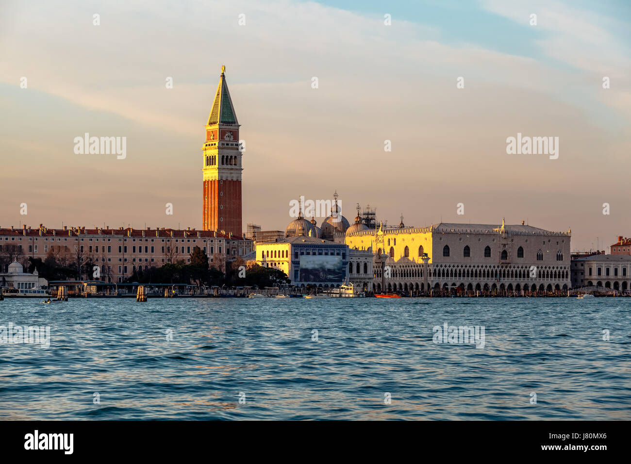 Ansicht des Dogen Palast, Campanella und Kathedrale von San Marco aus dem Canal Grande, Venedig, Italien Stockfoto