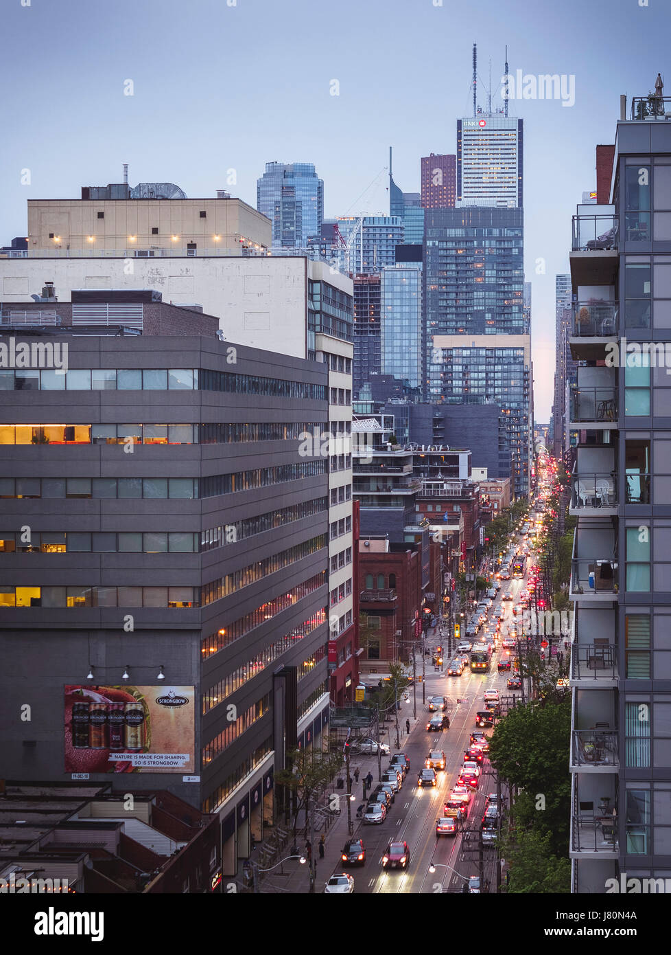 Stau an der King Street während der Hauptverkehrszeit in Toronto. Die Straße Autos fahren oft an Schnecke, die weiter verlangsamt durch Fußgänger Übergänge Stockfoto