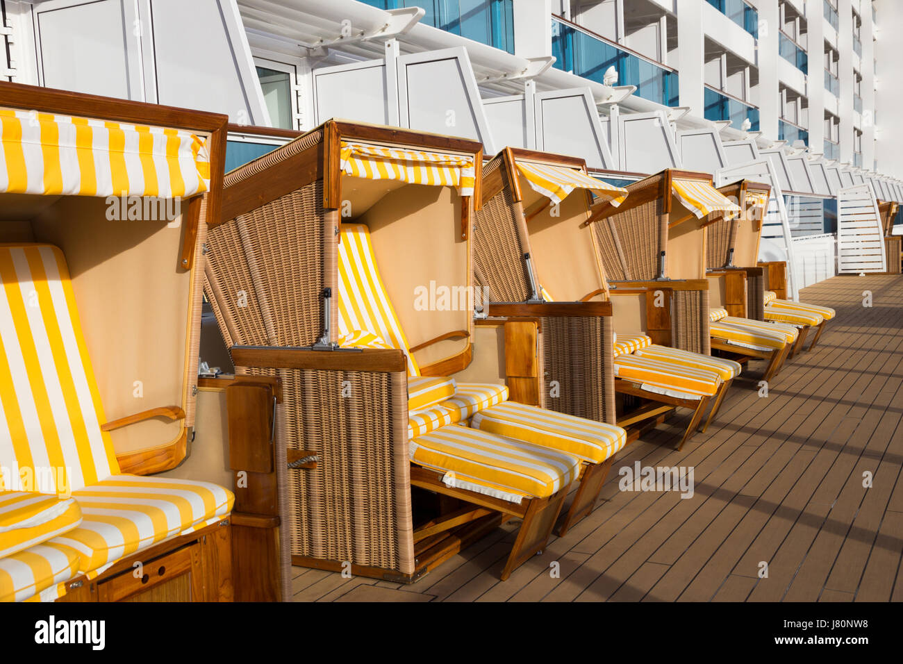 Überdachten Strand Korbsessel auf dem Deck eines Kreuzfahrtschiffes. Stockfoto