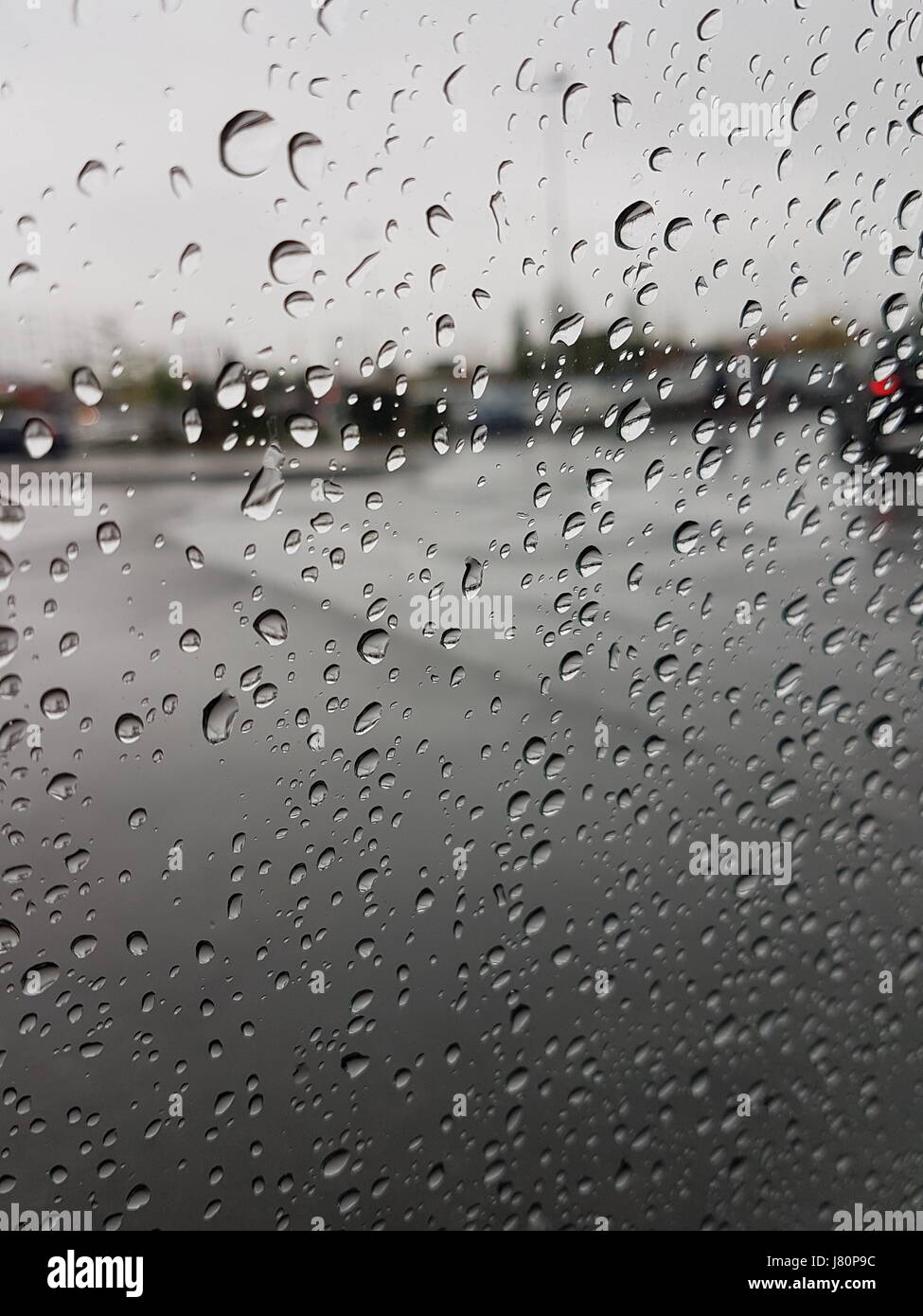 Seitenspiegel Des Automobolismus Im Regen. Tropfen, Glas, Straße
