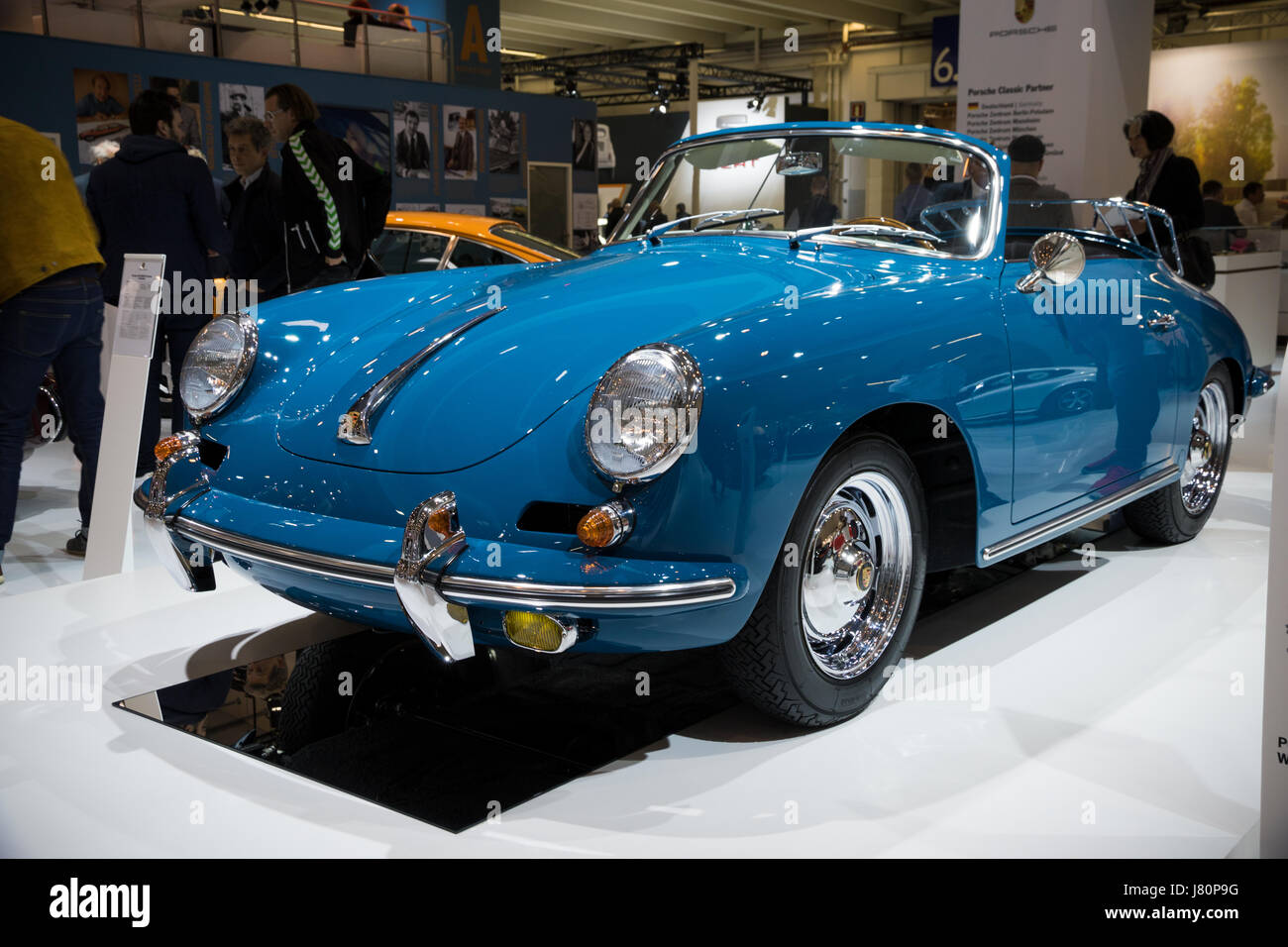 ESSEN, Deutschland - 6. April 2017: Jahrgang 1963 Porsche 356B Carrera 2 Cabriolet Oldtimer auf der Techno Classica Essen Auto Show vorgestellt. Stockfoto