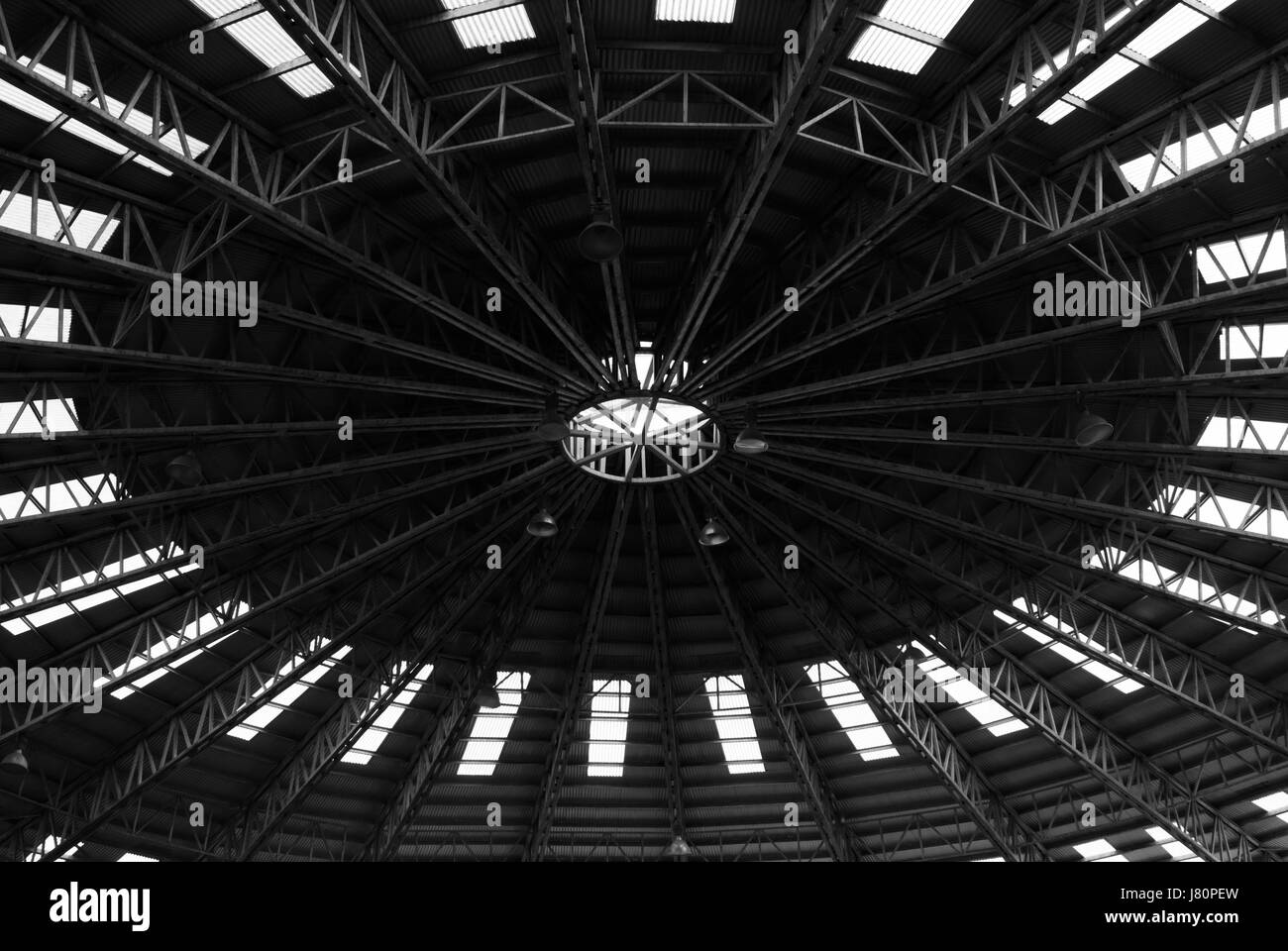 Ein Metalldach-Struktur über eine Sportarena. Die Stahlträger für einige interessante Muster und Textur für mögliche Hintergründe Stockfoto