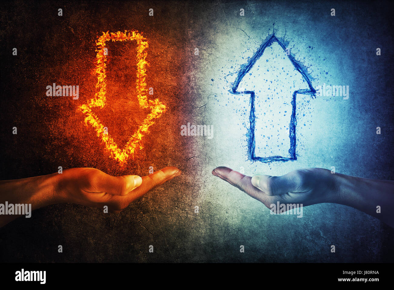 Zwei menschliche Hände halten flammende und Spritzwasser Infografik Pfeile auf einem grauen Hintergrund. Geschäftslage, Wachstum und Verfall. Stockfoto