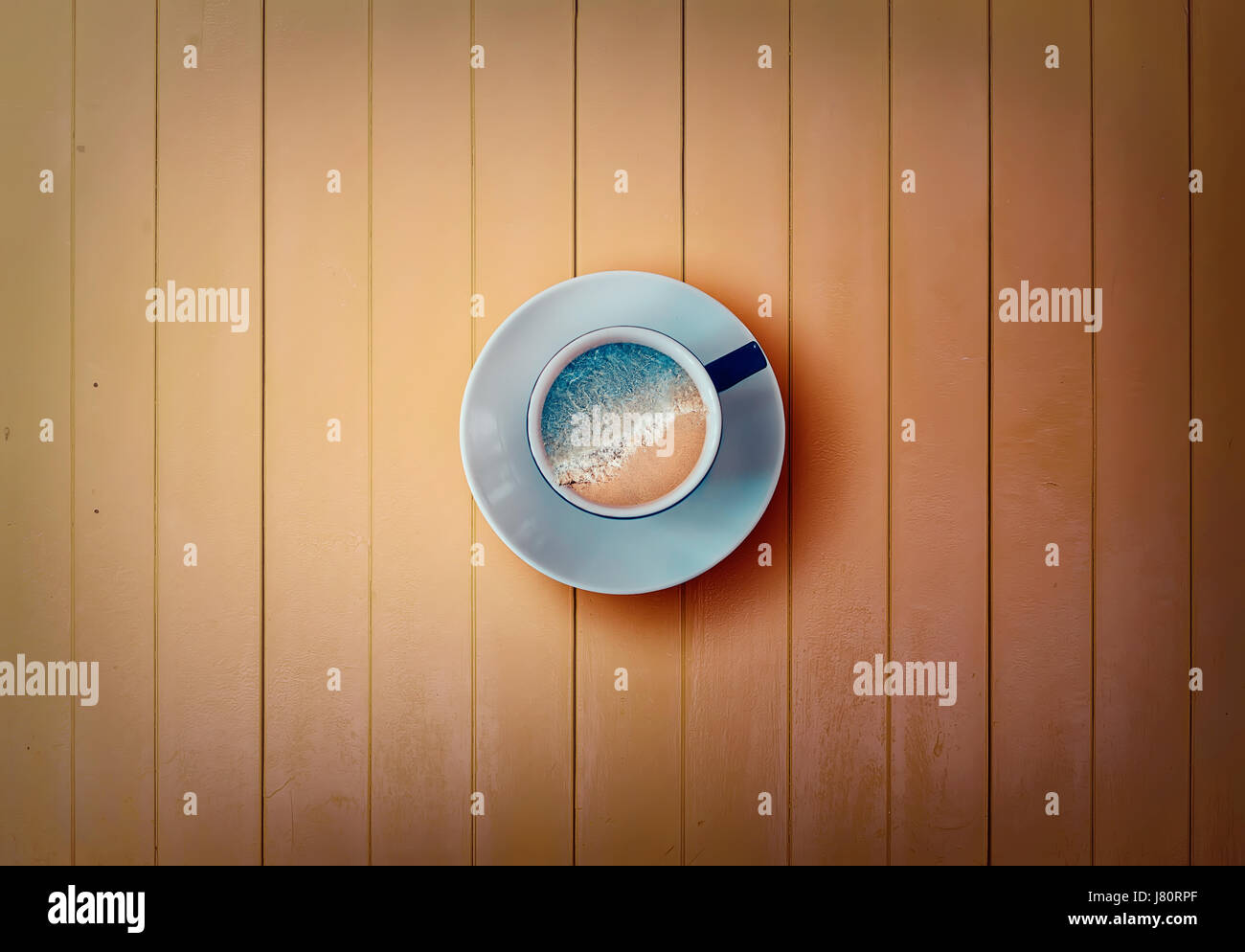 Surreale Hintergrund als eine schäumende Meerwelle und ein Sand Ufer des tropischen Strand in eine Tasse. Sommer-Urlaub träumen, Urlaub-Erholung-Konzept. Stockfoto