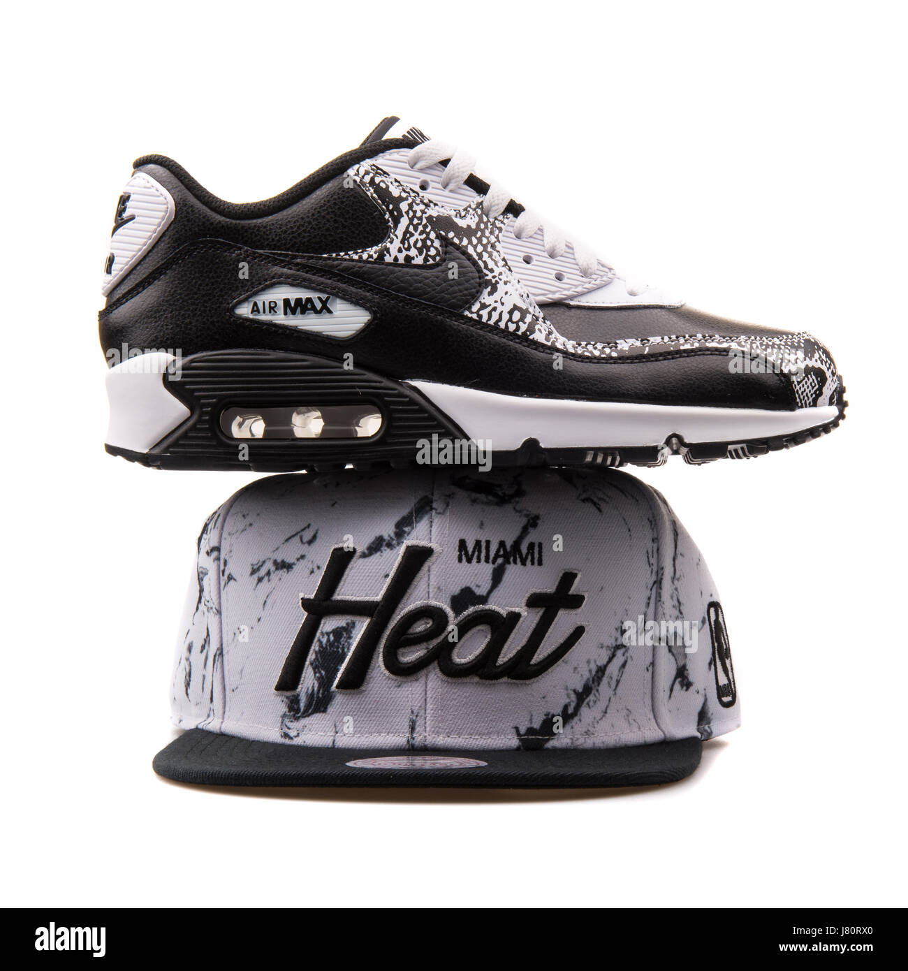 Schwarze und weiße Nike Air Max Sneaker und Black und White Mitchell & Ness  Miami Heat Cap Stockfotografie - Alamy
