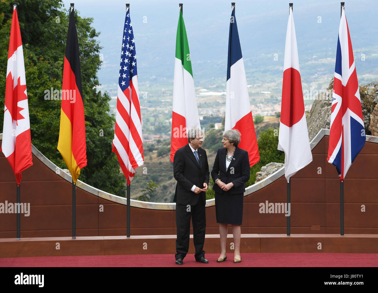 Italienischen Ministerpräsidenten Paolo Gentiloni und Premierminister Theresa May posieren für Fotos auf dem G7-Gipfel im Teatro Greco in Taormina, Sizilien, Italien. Stockfoto