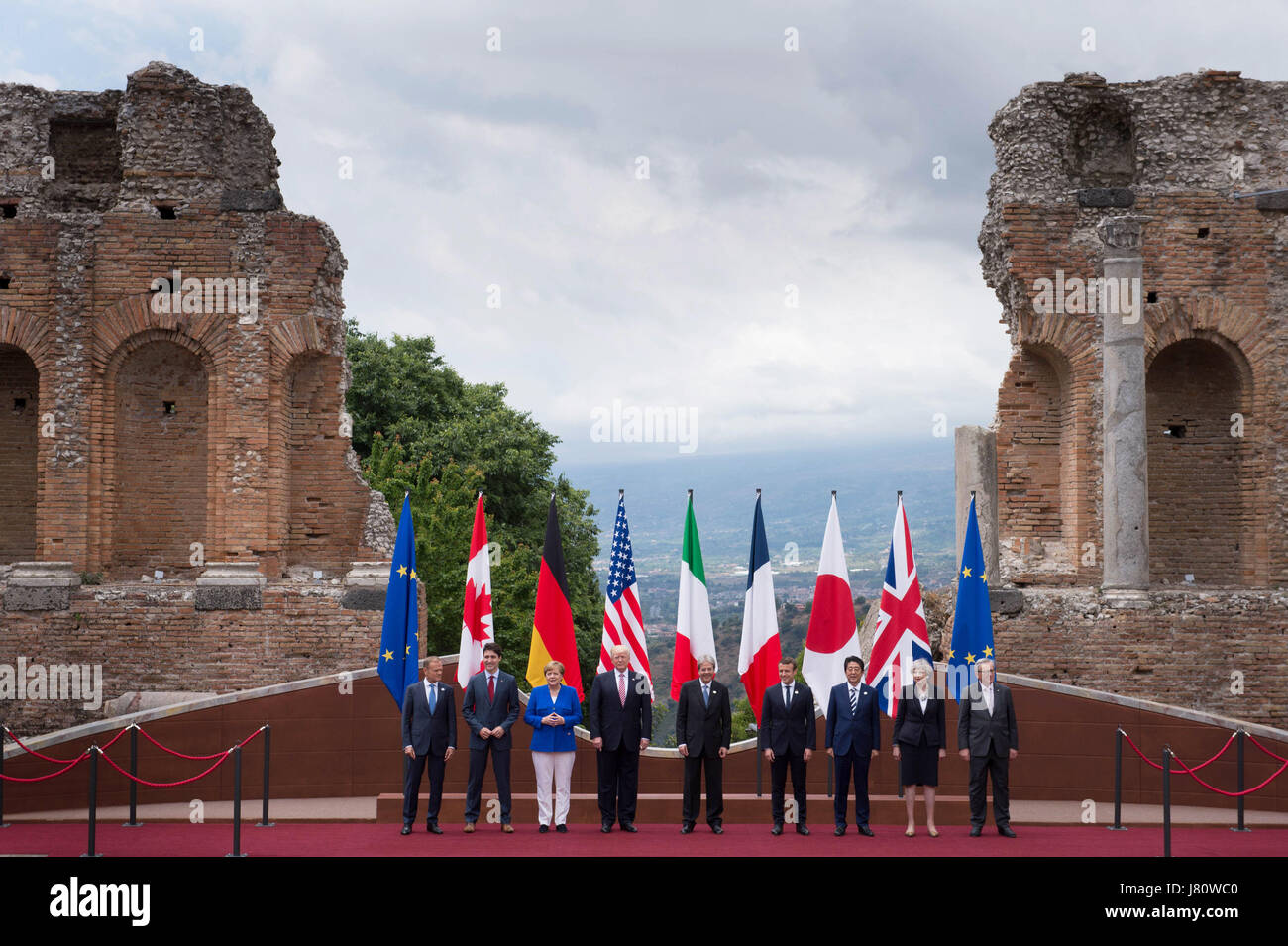 (V.l.) Präsident des Europäischen Rates Donald Tusk, Premierminister Candian Justin Trudeau, deutsche Bundeskanzlerin Angela Merkel, US-Präsident Donald Trump, italienischen Ministerpräsidenten Paolo Gentiloni, französische Präsident Emmanuel Macron, der japanische Premierminister Shinzo Abe, Premierminister Theresa Mai und Präsident der Europäischen Kommission Jean-Claude Juncker posieren für das Familienfoto auf dem G7-Gipfel im Teatro Greco in Taormina, Sizilien Italien. Stockfoto