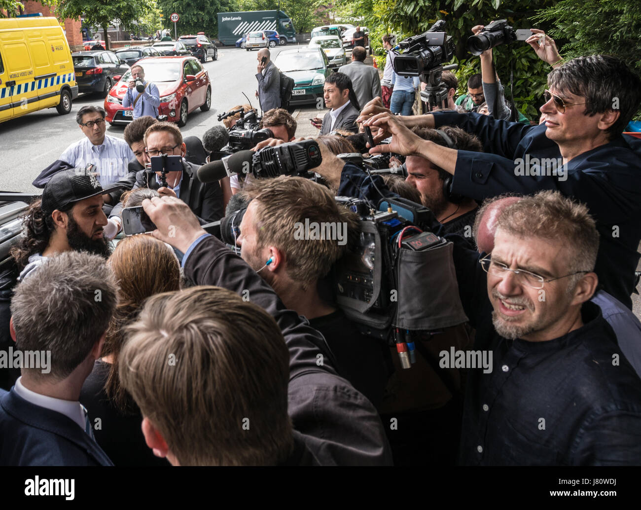 Medien scrum in der Burton Rd Moschee, West Didsbury wo Salman Abedi verehrt. Stockfoto