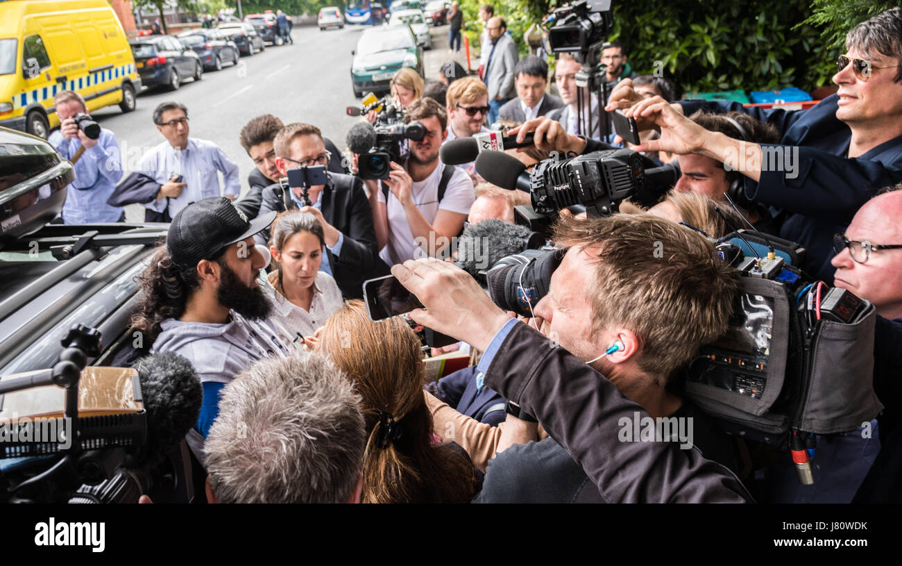 Medien scrum in der Burton Rd Moschee, West Didsbury wo Salman Abedi verehrt. Stockfoto