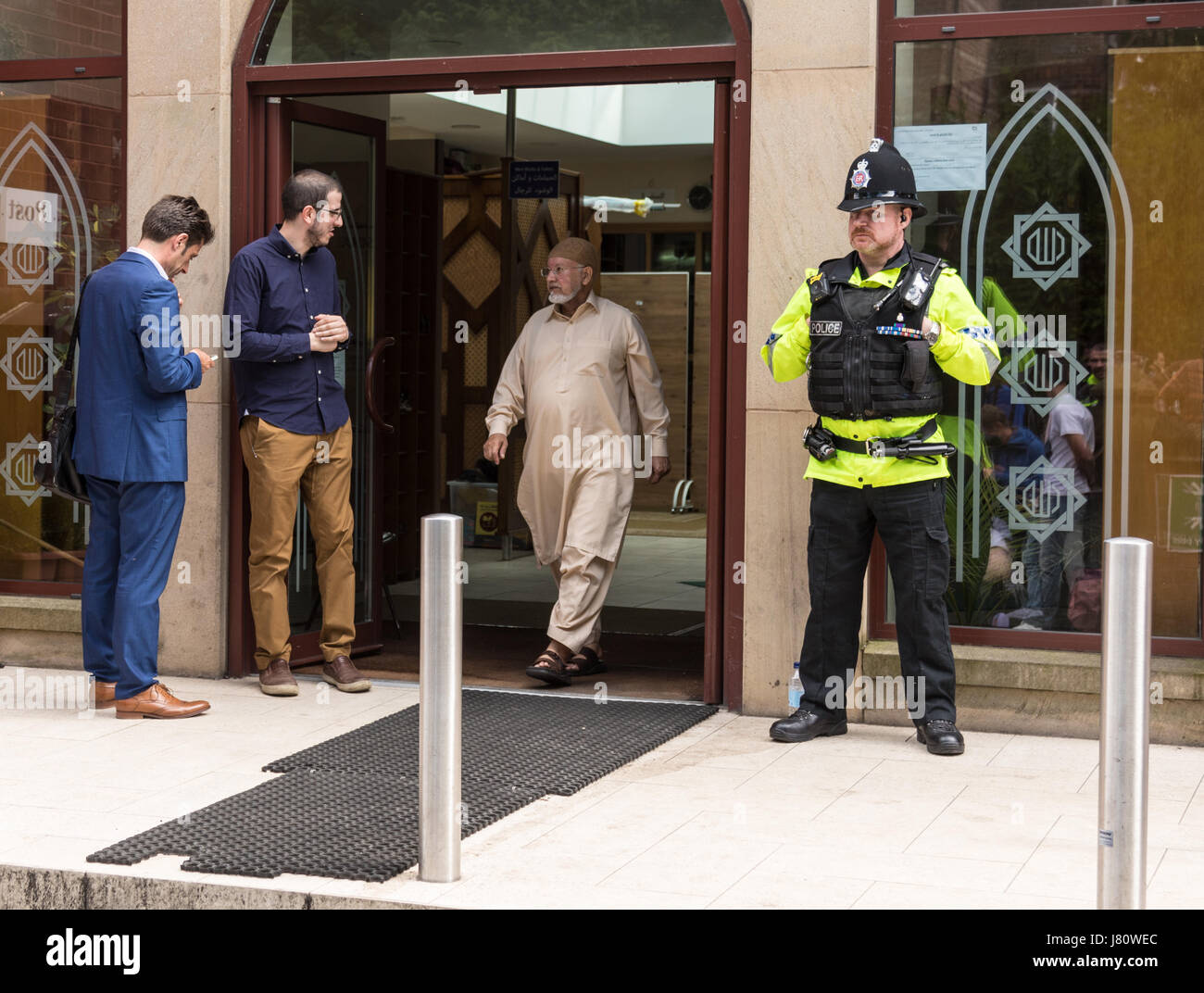 Medien scrum in der Burton Rd Moschee, West Didsbury wo Salman Abedi verehrt. Stockfoto