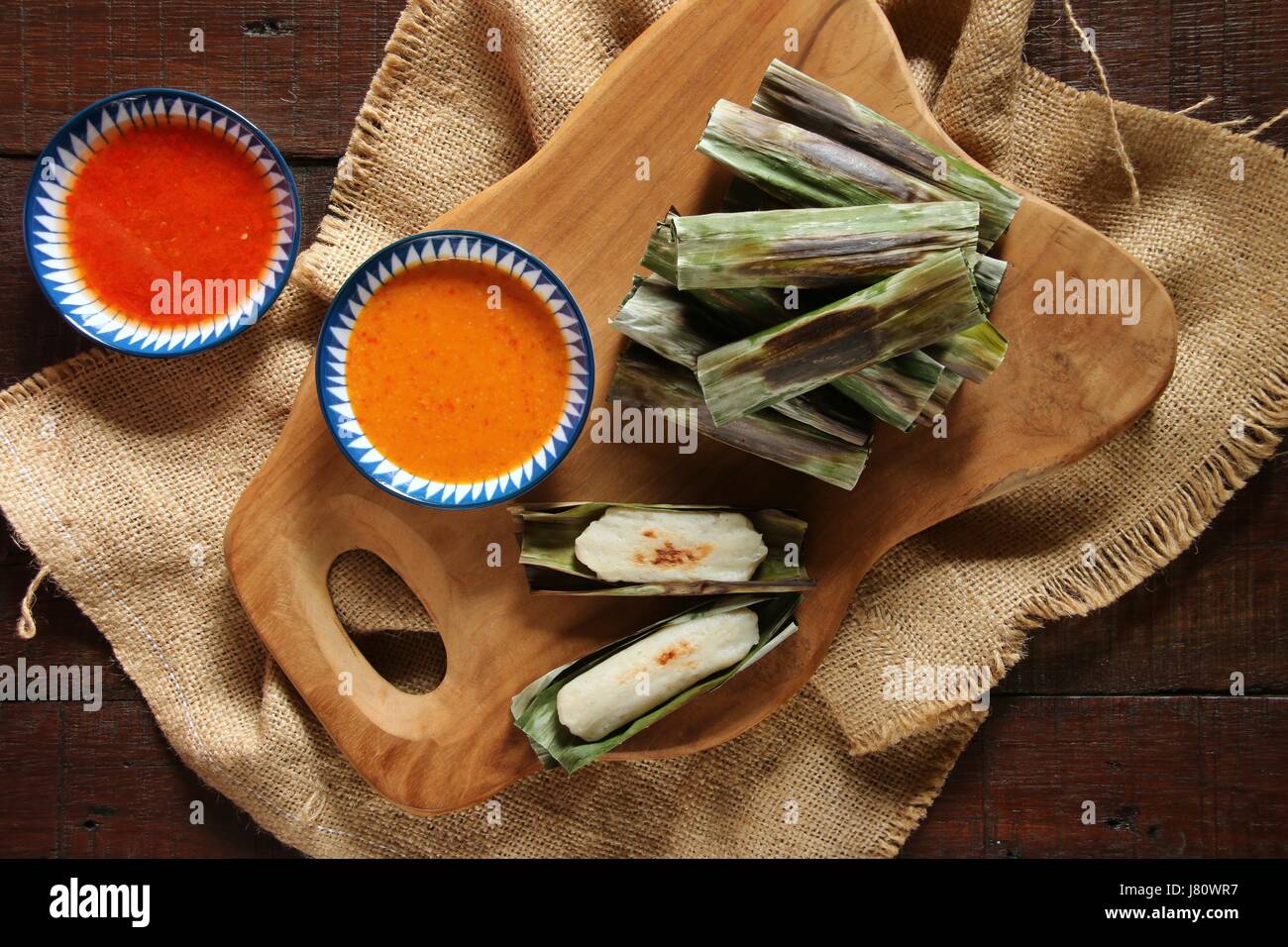 Otak-Otak, indonesische Fischfrikadellen in Bananenblätter eingewickelt. Ein beliebter Snack in Jakarta. Stockfoto