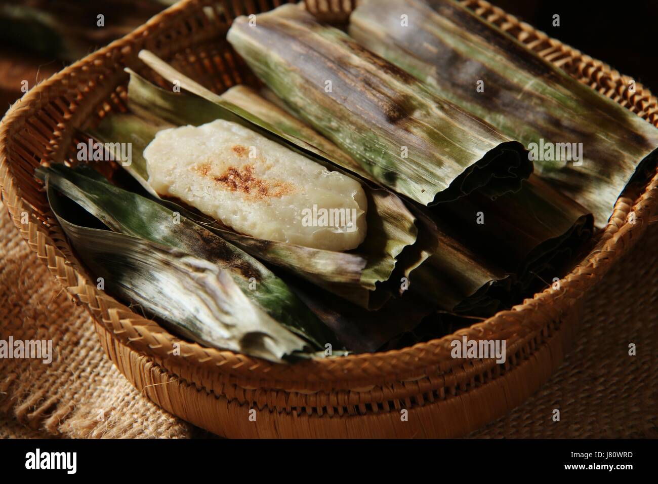 Otak-Otak, indonesische Fischfrikadellen in Bananenblätter eingewickelt. Ein beliebter Snack in Jakarta. Stockfoto