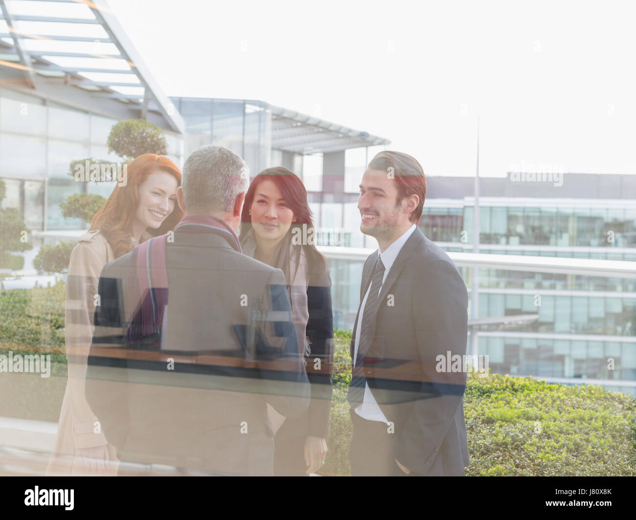 Business-Leute, die reden auf Büro-Balkon Stockfoto