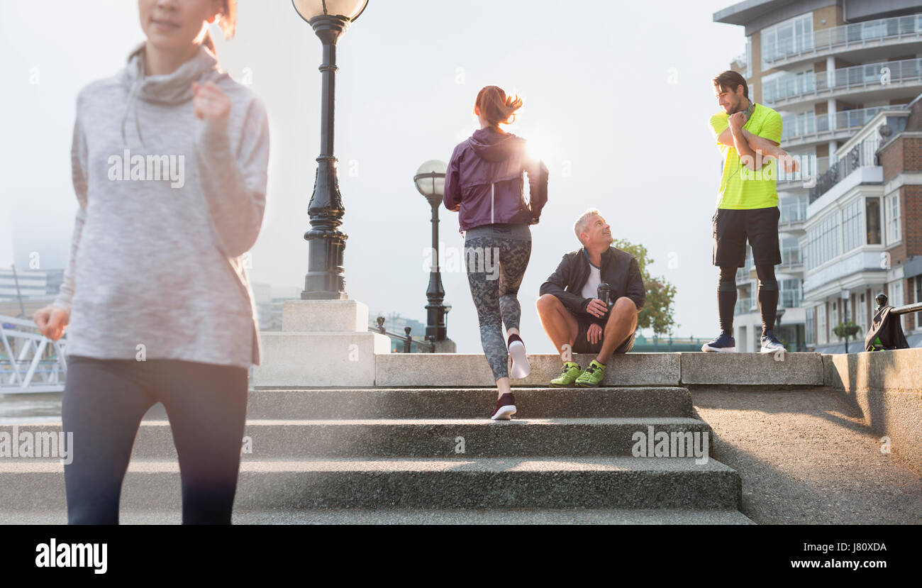 Läufer ruht, stretching und auf sonnigen urban Schritte ausgeführt Stockfoto