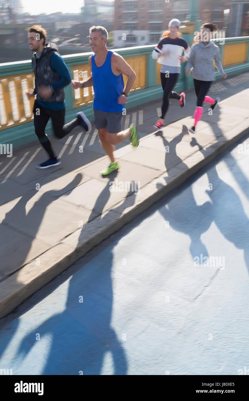 Läufer laufen auf sonnigen städtische Brücke Bürgersteig Stockfoto