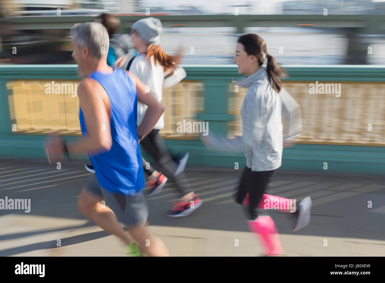 Läufer laufen auf sonnigen städtische Brücke Bürgersteig Stockfoto