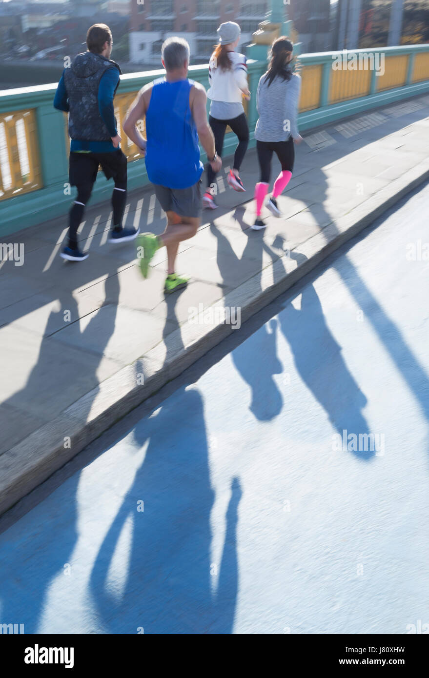 Läufer laufen auf sonnigen städtische Brücke Bürgersteig Stockfoto