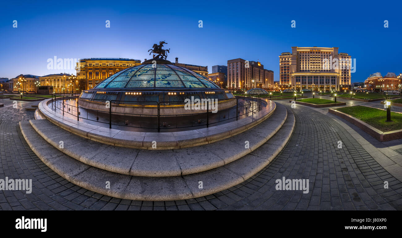 Panorama der Manege-Platz und Kreml am Abend, Moskau, Russland Stockfoto