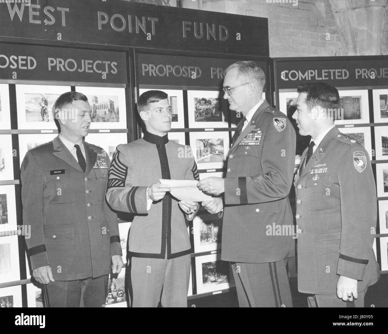 Superintendent der United States Military Academy präsentieren Check Cadet Aktivität Fonds, 1970 Stockfoto