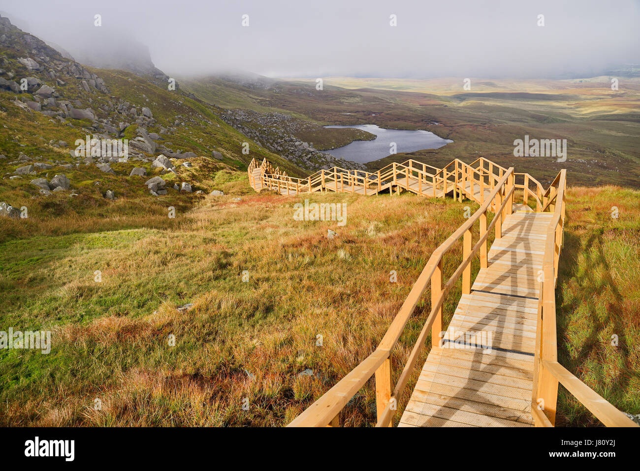 Irland, Grafschaft Fermanagh, Cuilcagh Mountain Park, Legnabrocky Weg bis zum Gipfel der Cuilcagh Mountain. Stockfoto