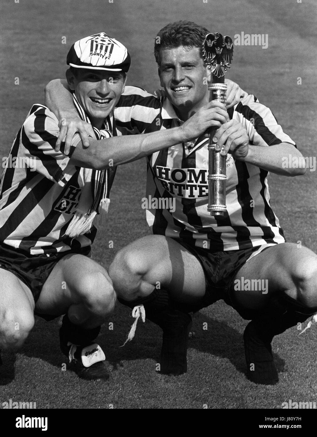 Notts County-Torschützen Thomas Johnson (l) und Craig Short feiern ihre Seite Aufstieg in die Second Division nach dem Sieg gegen die Tranmere Rovers in den Barclays League Play-off Finale 2: 0 im Wembley-Stadion. Stockfoto