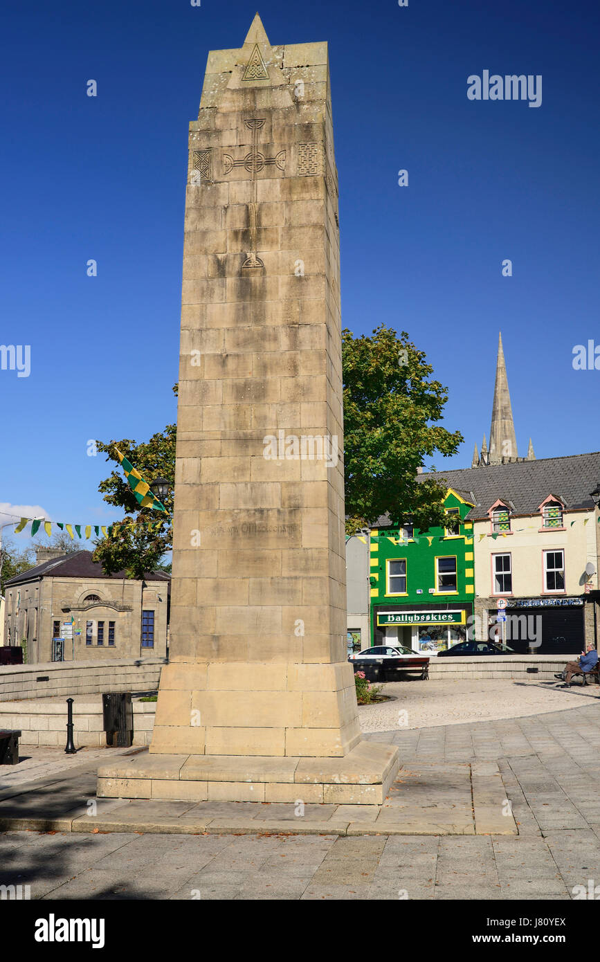 Irland, County Donegal, Donegal Town, The Diamond mit Obelisk der vier Mönche erinnert bezeichnet die vier Meister, die kompiliert und schrieb die Annalen Stockfoto